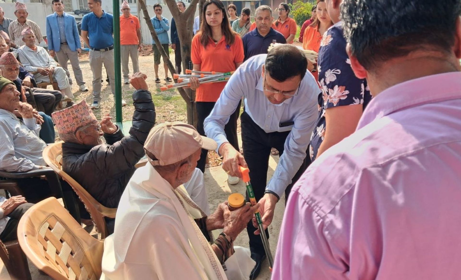 समुदायमा विकू: ज्येष्ठ सदस्य सम्मानित, प्रतिक्षालय हस्तान्तरण